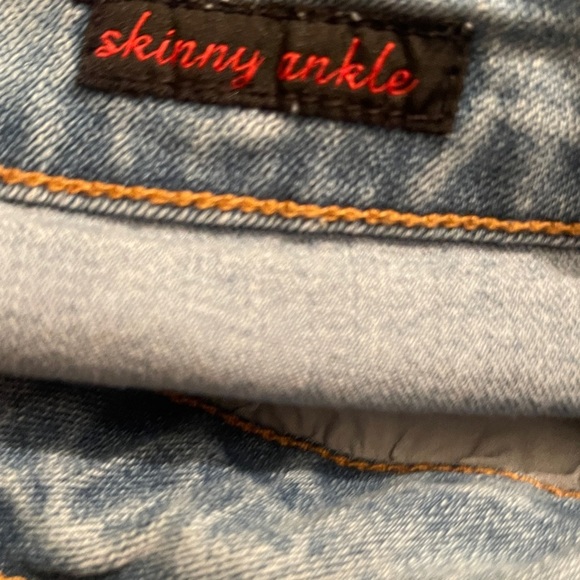 Earl Jeans
Colorful Embroidered Ankle Skinny Jeans size 8
Floral & butterfly - Picture 6 of 8